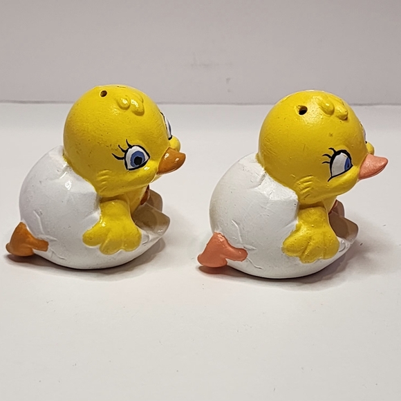 Salt and pepper baby chicks in an eggshell vintage project pieces - Picture 2 of 9